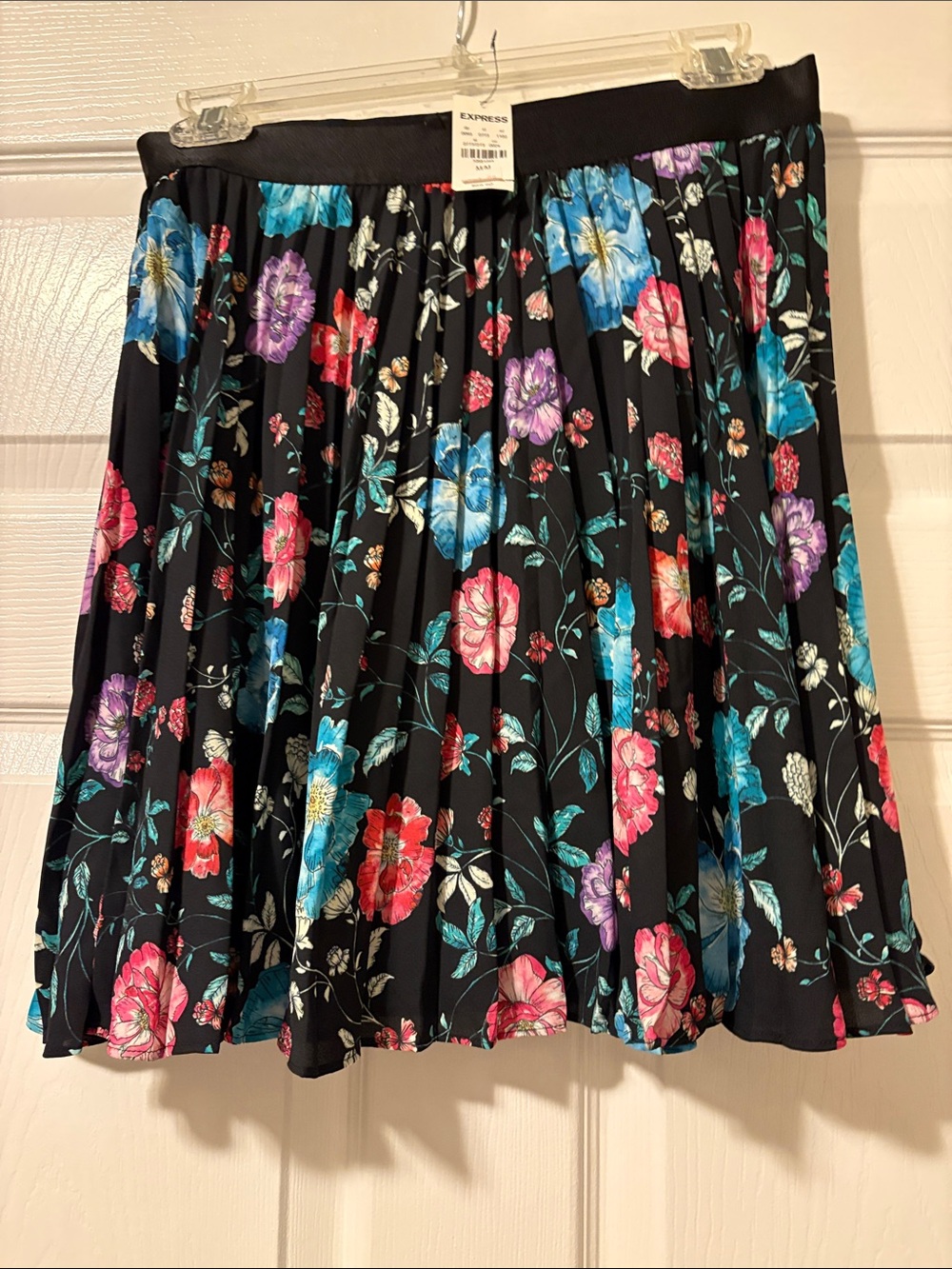 NWT Express Black Floral Pleated Skirt with Multicolor Blooms in Size Medium